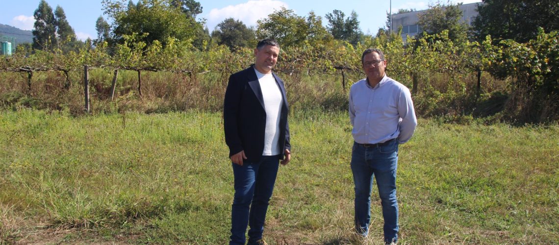 O alcalde Manu Lourenzo e o tenente de alcalde Pablo Garrido nun dos terreos