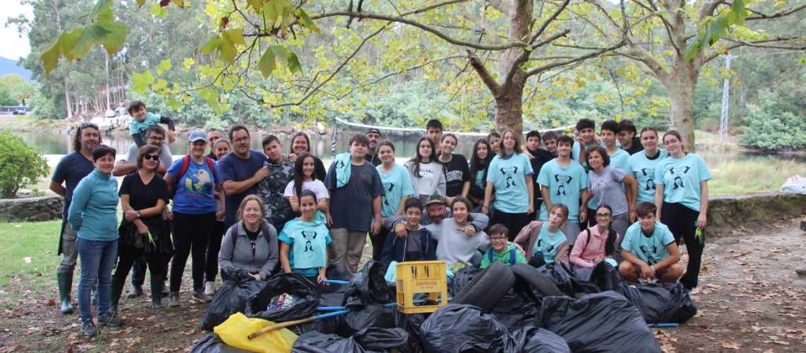 foto grupo recollida de lixo Soutomaior